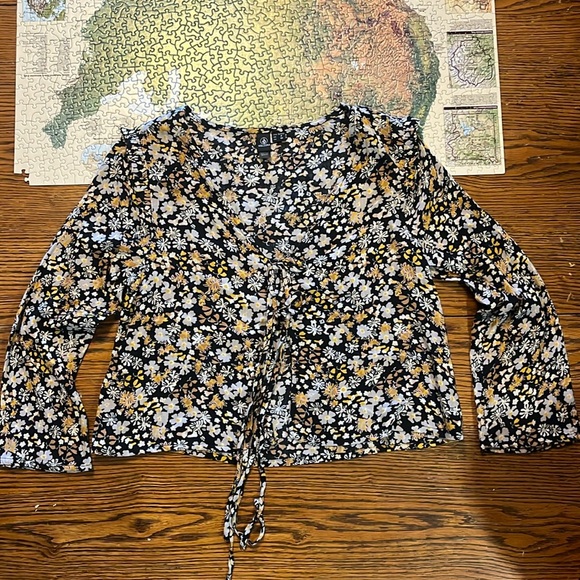 Volcom top - Picture 1 of 6